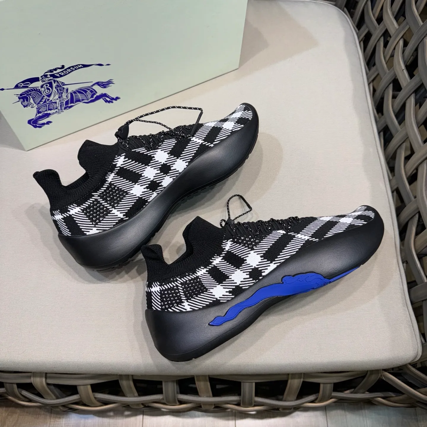 Men's shoes 💰480 [New style] 🐝🐝BURBERRY/Burberry plaid knitted Neptune sneakers｜With breathable sock-style upper｜Embellished with knitted Burberry plaid｜Leather lining Incorporated into a plaid lace design｜Equipped with B-shaped shield buckle｜The sole is decorated with a large wrapped equestrian knight logo (EKD)｜Round toe #drawstring closure#The sole is decorated with the equestrian knight logo (EKD)｜At least 50% of the main materials of the boutique are from renewable sources Size: 39-44 (45 custom-made)